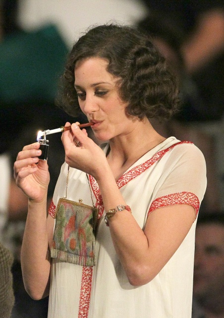 marion_cotillard_with_owen_wilson_on_set_of_midnight_in_paris_in_paris_france_july30_2010_15_lVqH3a2.sized