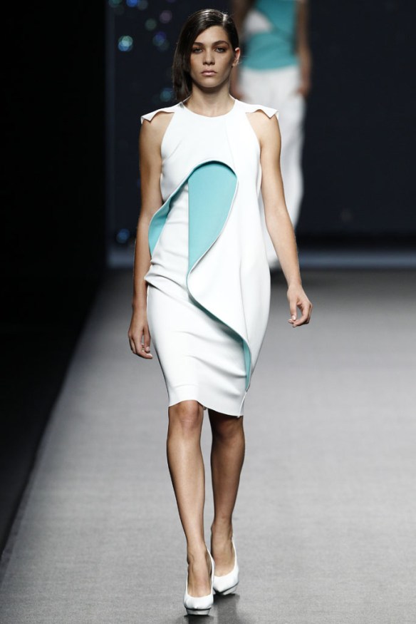 6-amaya-arzuaga-mercedes-benz-fashion-week-madrid-futuristic